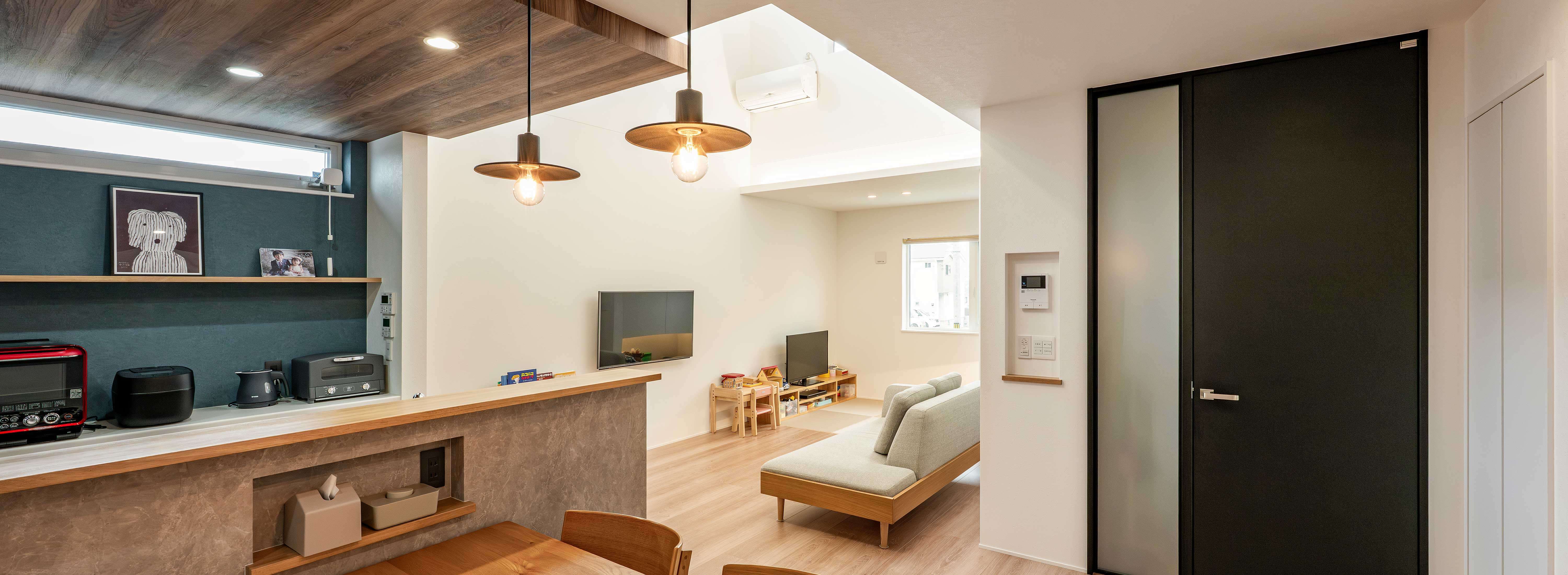 「一目ぼれの吹き抜けリビングで明るい家」W断熱×吹抜けで 「家事ラク＆明るさ」を叶えた家