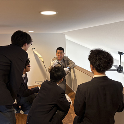 企業見学にお越しいただいた京都府立東稜高等学校の生徒さんに説明をしている様子_02